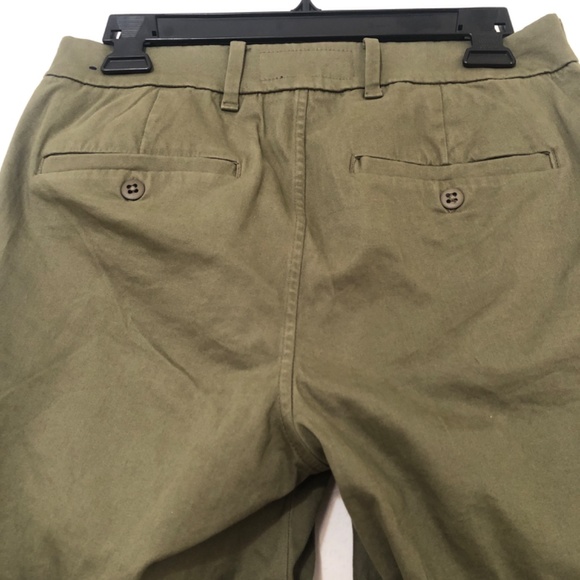 Abercrombie & Fitch olive green pleated and cuffed shorts in size 28. - Picture 2 of 3
